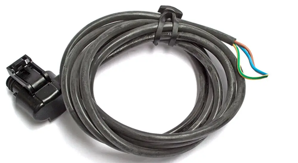 Daikin Pumpenkabel mit einem Stecker und mehreren farbigen Drähten, in einer schlanken, gebündelten Form zur Verbindung von Pumpensystemen.
